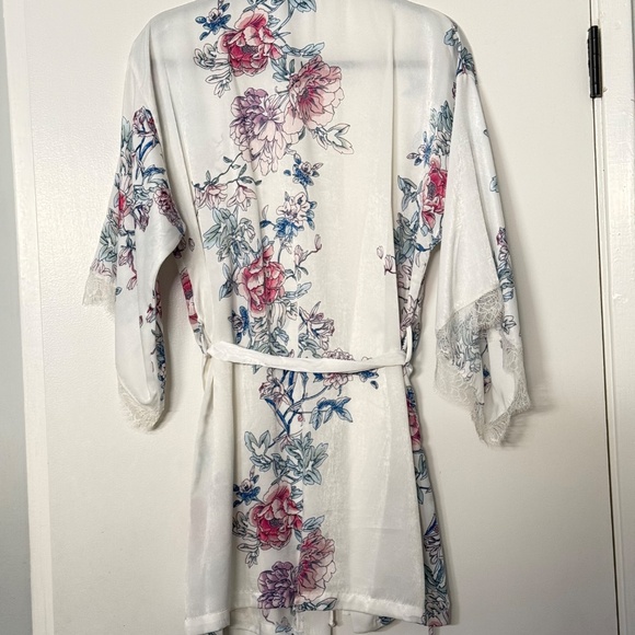 In Bloom Floral Robe - Picture 2 of 3